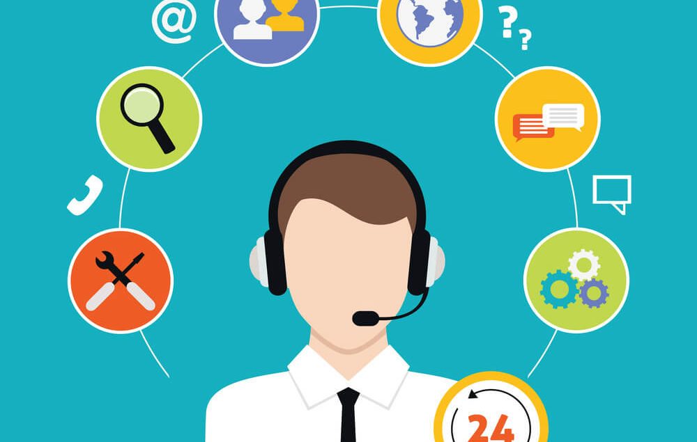 Equipe de suporte técnico sorridente e colaborativa.